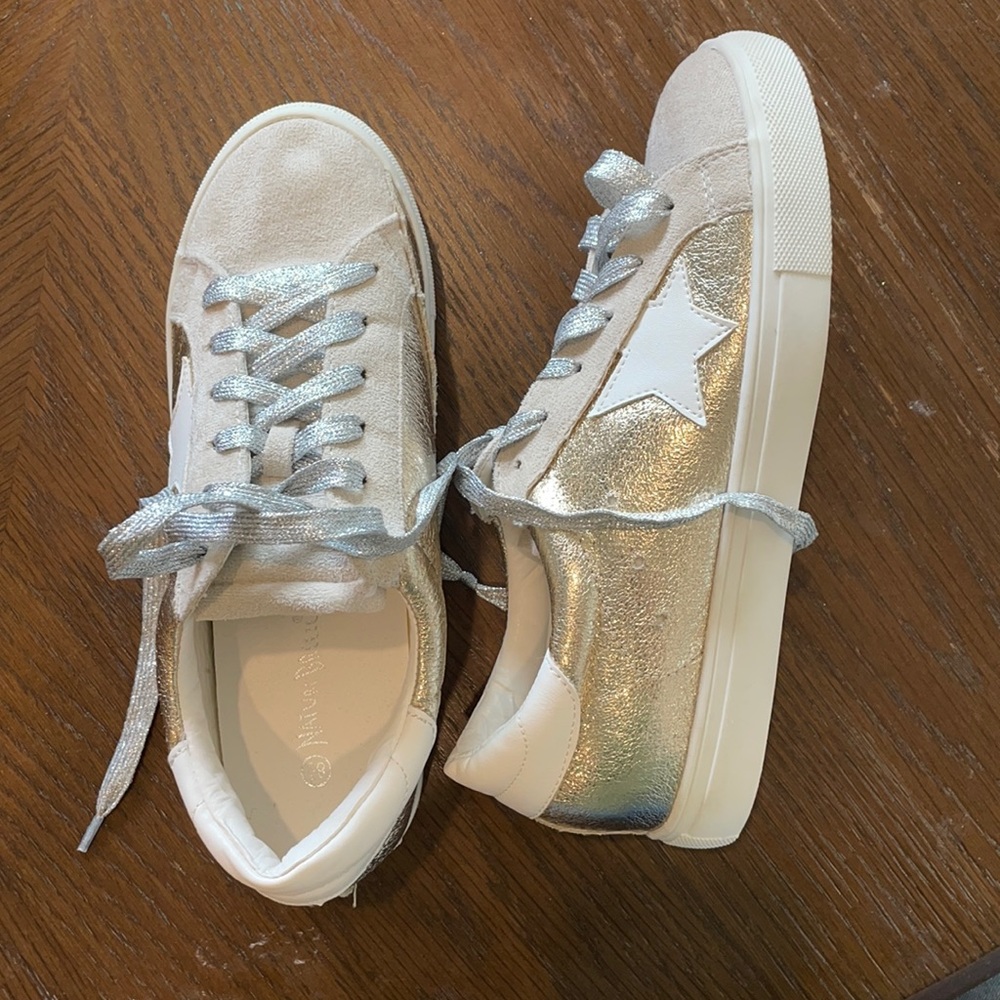 Like new! Only worn once.